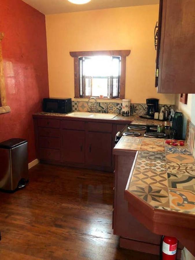 לינה וארוחת בוקר אלפיין El Viejo Adobe - Across From Sul Ross Campus מראה חיצוני תמונה